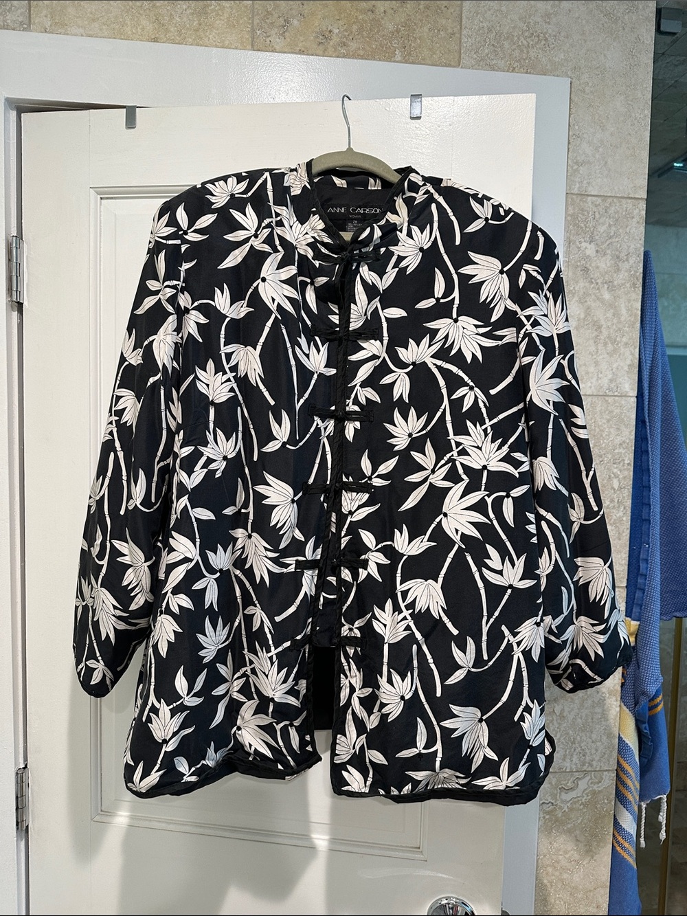 Anne Carson Black and White Floral Tie-Front Blouse